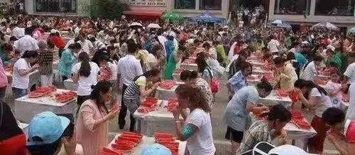 开会群众吃瓜忙,群众吃瓜忙，聚焦热点话题